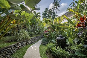 Limitless Jungle Villas Complex, 5 BR, Ubud With Staff