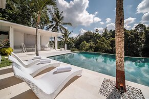 Limitless Jungle Villas Complex, 5 BR, Ubud With Staff