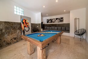 Limitless Jungle Villas Complex, 5 BR, Ubud With Staff