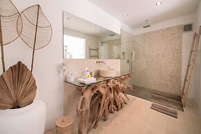 Limitless Jungle Villas Complex, 5 BR, Ubud With Staff