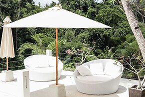 Limitless Jungle Villas Complex, 5 BR, Ubud With Staff