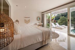 Limitless Jungle Villas Complex, 5 BR, Ubud With Staff