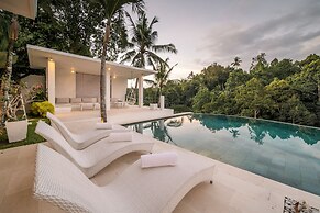 Limitless Jungle Villas Complex, 5 BR, Ubud With Staff