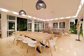 Limitless Jungle Villas Complex, 5 BR, Ubud With Staff
