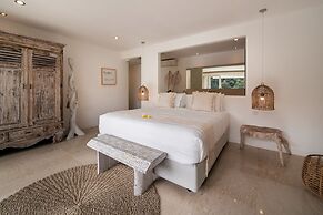 Limitless Jungle Villas Complex, 5 BR, Ubud With Staff