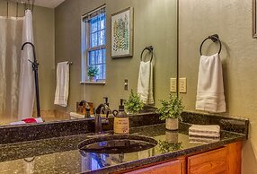 Tree Tops by HoneyBear Cabins