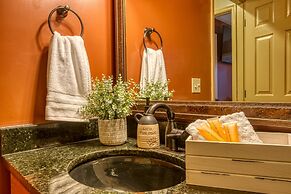 Tree Tops by HoneyBear Cabins