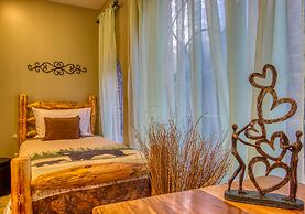 Tree Tops by HoneyBear Cabins