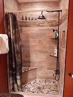 Tree Tops by HoneyBear Cabins