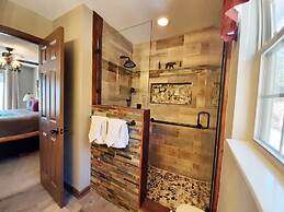 Tree Tops by HoneyBear Cabins