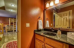 Tree Tops by HoneyBear Cabins