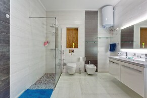 Seafront Apartment in Sliema With Pool, Upmarket Complex