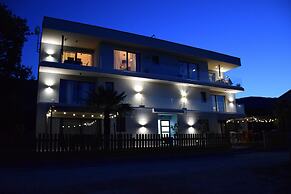 Beachfront - 2 Bedrooms - 4 Guests - Barbecue