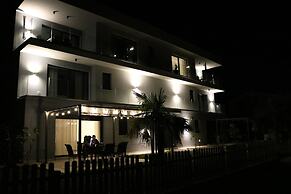 Beachfront - 2 Bedrooms - 4 Guests - Barbecue