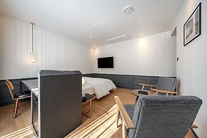 Brown-dot Hotel Signature