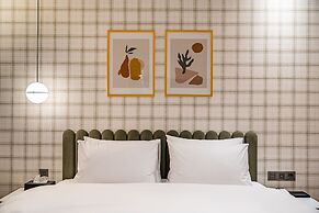 Brown-dot Hotel Signature