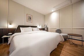 Brown-dot Hotel Signature