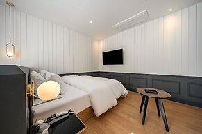 Brown-dot Hotel Signature