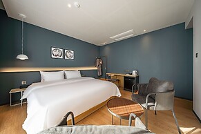 Brown-dot Hotel Signature