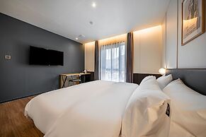 Brown-dot Hotel Signature