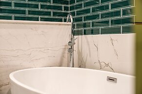 Brown-dot Hotel Signature