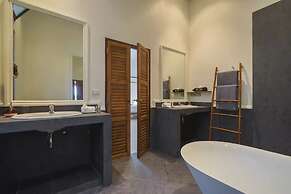 Luxury Private Beachfront Haileng Villa