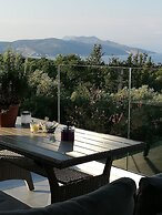 Charming Coastal Escape With Sea Views - 7 Guests