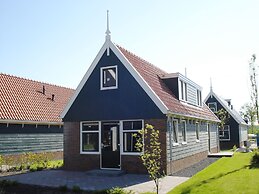 Holiday Home Built in Zaanse Style, Near Alkmaar