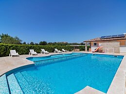 Family Escape Near Pula Beach