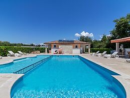 Classy Mobile Home in Banjole With Garden