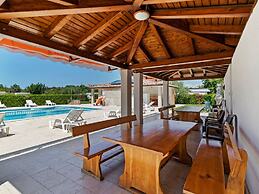 Classy Mobile Home in Banjole With Garden