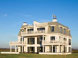 Modern Penthouse, 2 Bath Rooms Close to Lake Veere