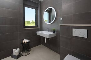 Luxury Apartment With Hot Tub and Sea View, Near the Beach and Close t