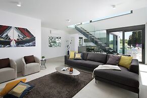 Luxury Apartment With Hot Tub and Sea View, Near the Beach and Close t