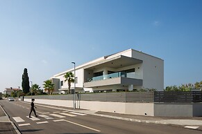 Luxury Apartment With Hot Tub and Sea View, Near the Beach and Close t