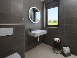 Luxury Apartment With Hot Tub and Sea View, Near the Beach and Close t