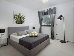 Luxury Apartment With Hot Tub and Sea View, Near the Beach and Close t