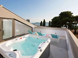 Luxury Apartment With Hot Tub and Sea View, Near the Beach and Close t