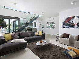 Luxury Apartment With Hot Tub and Sea View, Near the Beach and Close t