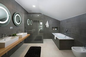 Luxury Apartment With Hot Tub and Sea View, Near the Beach and Close t