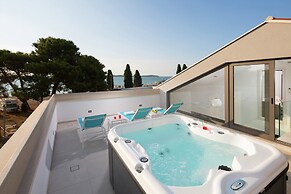 Luxury Apartment With Hot Tub and Sea View, Near the Beach and Close t