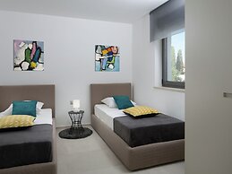 Luxury Apartment With Hot Tub and Sea View, Near the Beach and Close t