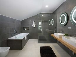 Luxury Apartment With Hot Tub and Sea View, Near the Beach and Close t