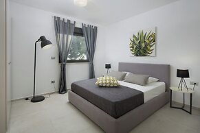 Luxury Apartment With Hot Tub and Sea View, Near the Beach and Close t