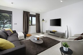 Luxury Apartment With Hot Tub and Sea View, Near the Beach and Close t