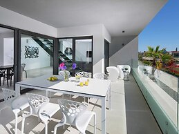 Luxury Apartment With Hot Tub and Sea View, Near the Beach and Close t