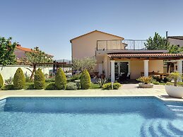 Modern Holiday Home With Pool in Medulin