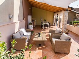 Apartment With Private Pool in Pula