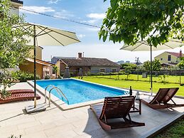 Apartment With Private Pool in Pula