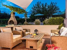 Apartment With Private Pool in Pula